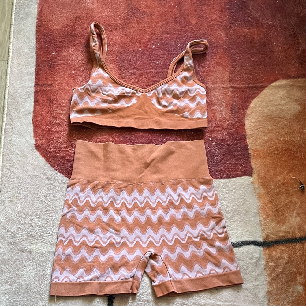 PacSun Orange and White Wave Set